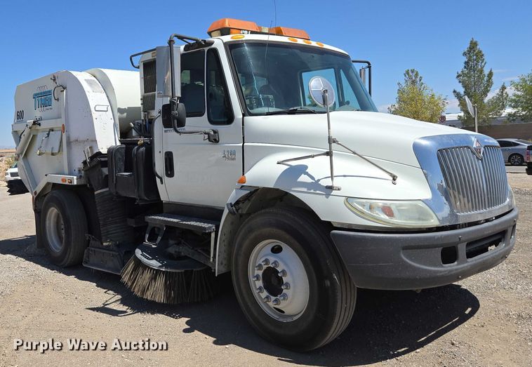 image for item EC1128 2007 International 4200 street sweeper truck