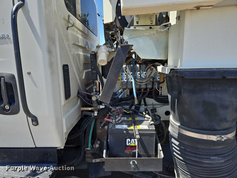 image for item EC1128 2007 International 4200 street sweeper truck