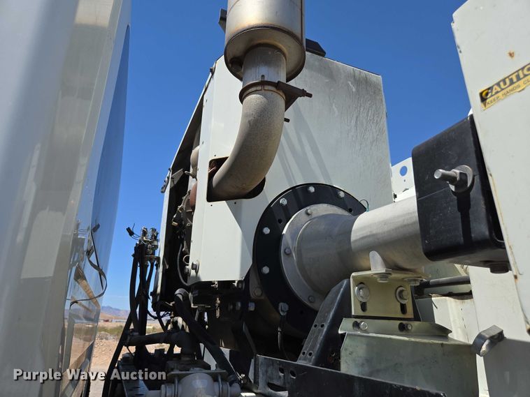 image for item EC1128 2007 International 4200 street sweeper truck