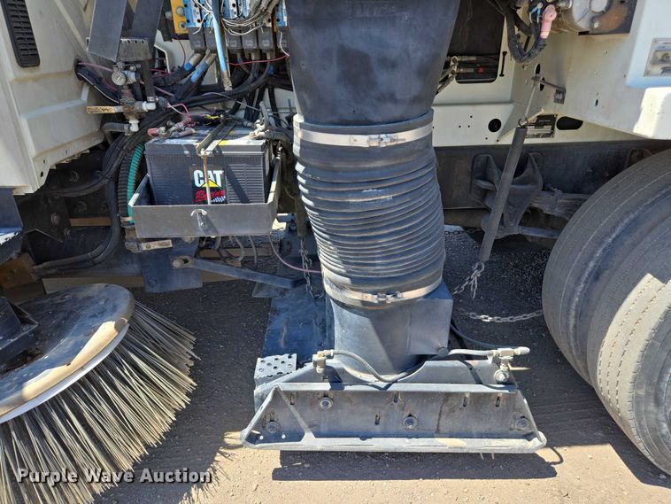 image for item EC1128 2007 International 4200 street sweeper truck