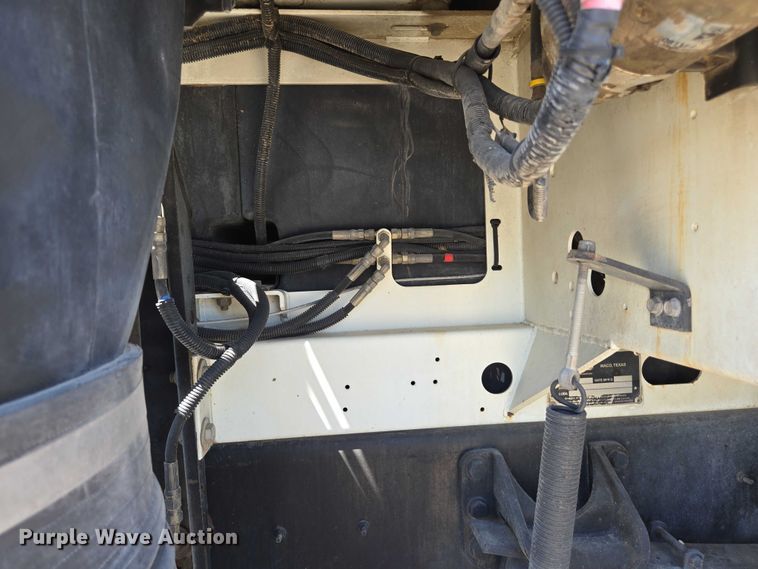 image for item EC1128 2007 International 4200 street sweeper truck