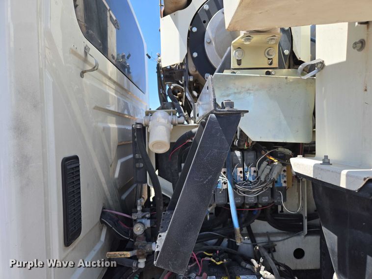 image for item EC1128 2007 International 4200 street sweeper truck