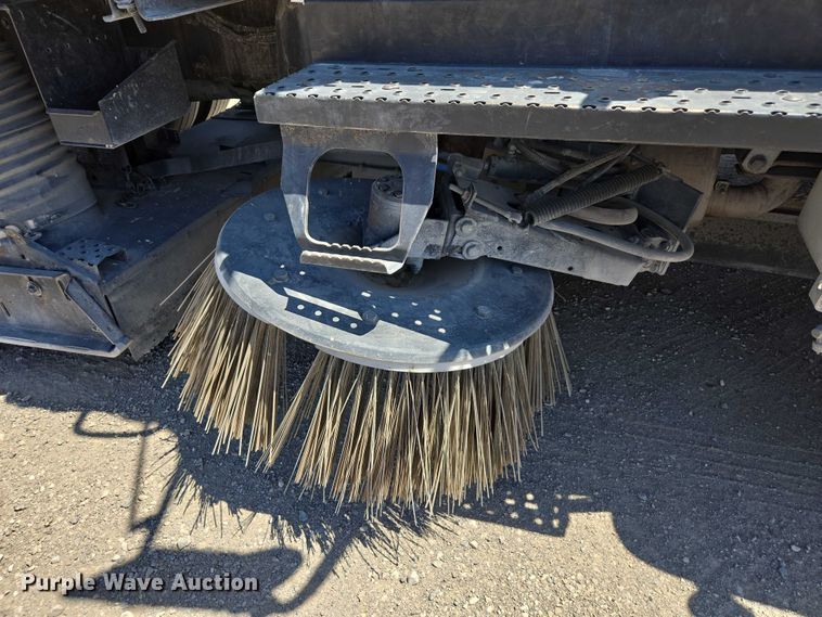 image for item EC1128 2007 International 4200 street sweeper truck