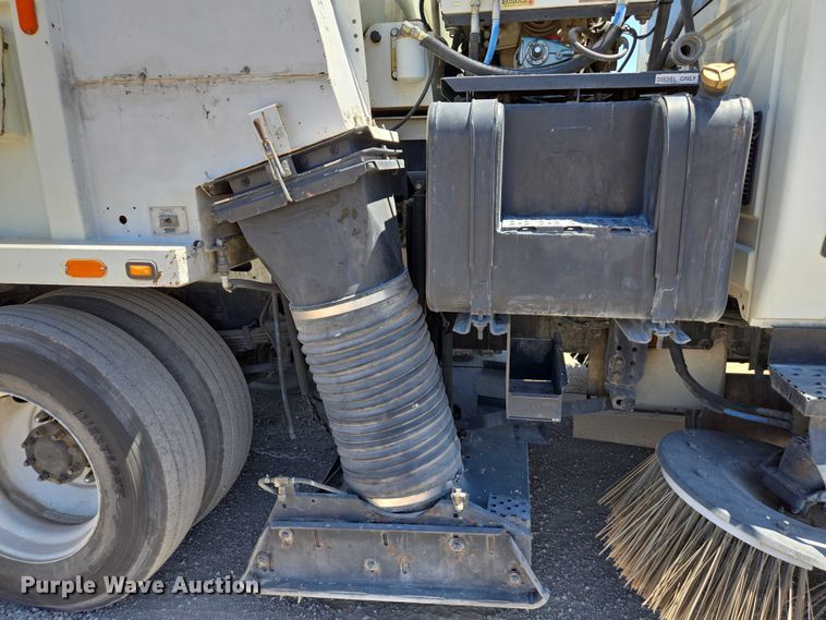 image for item EC1128 2007 International 4200 street sweeper truck