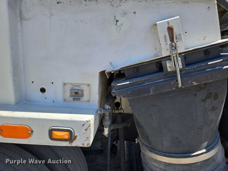 image for item EC1128 2007 International 4200 street sweeper truck