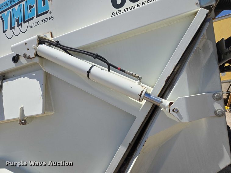 image for item EC1128 2007 International 4200 street sweeper truck