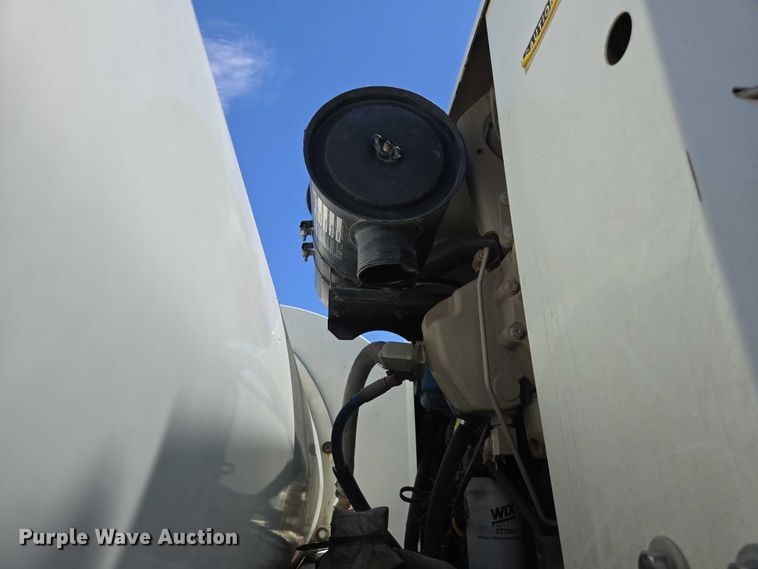 image for item EC1128 2007 International 4200 street sweeper truck