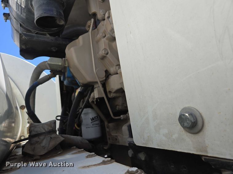 image for item EC1128 2007 International 4200 street sweeper truck