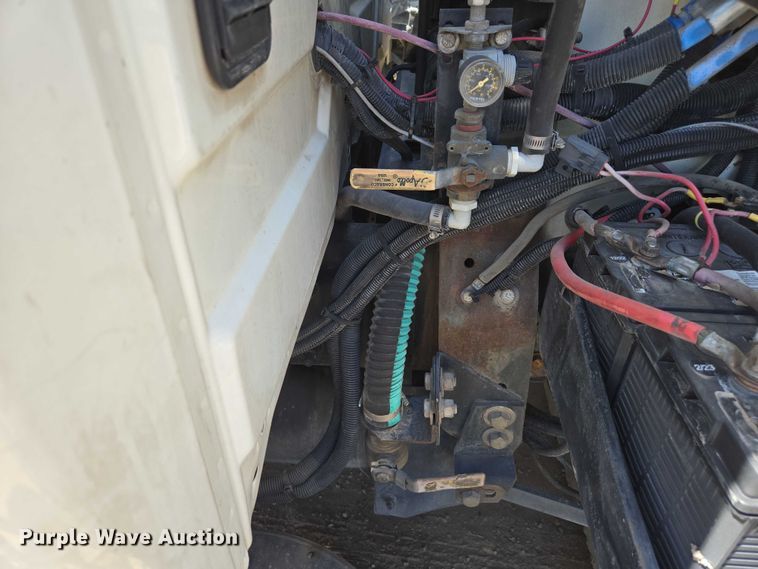 image for item EC1128 2007 International 4200 street sweeper truck