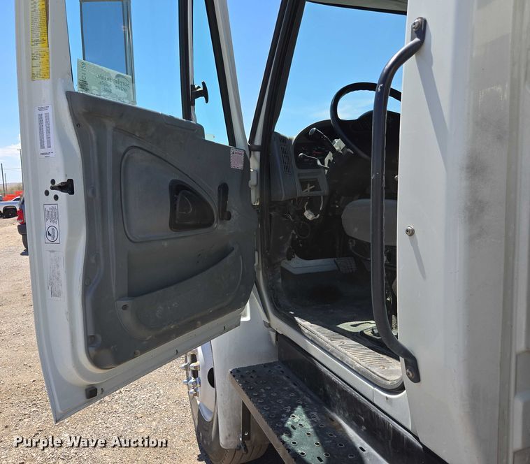 image for item EC1128 2007 International 4200 street sweeper truck