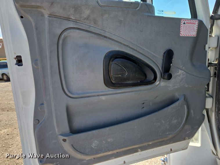 image for item EC1128 2007 International 4200 street sweeper truck