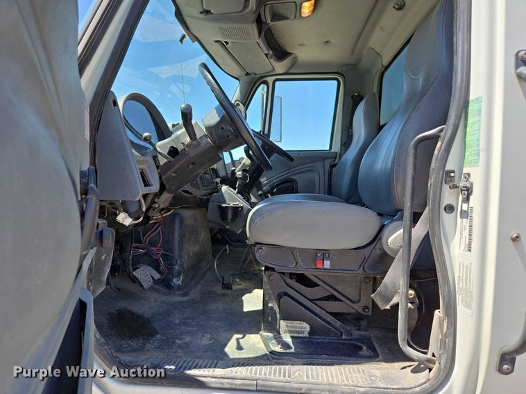 image for item EC1128 2007 International 4200 street sweeper truck