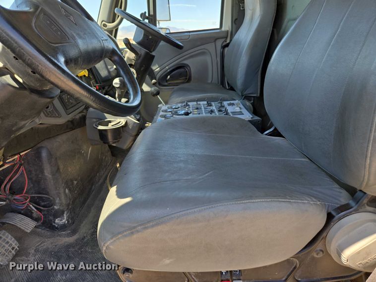 image for item EC1128 2007 International 4200 street sweeper truck