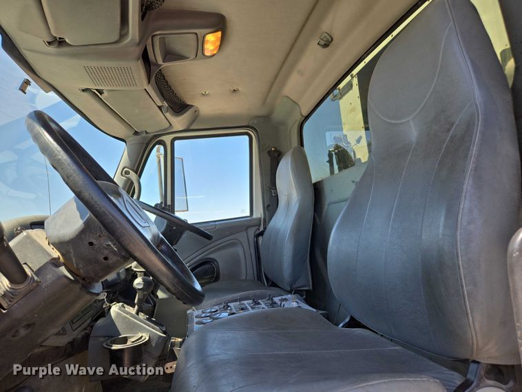 image for item EC1128 2007 International 4200 street sweeper truck