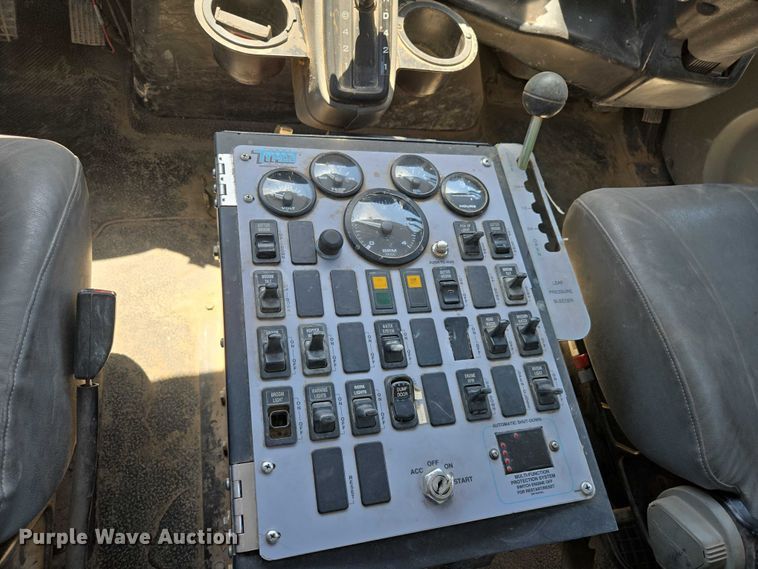 image for item EC1128 2007 International 4200 street sweeper truck