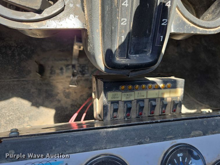 image for item EC1128 2007 International 4200 street sweeper truck