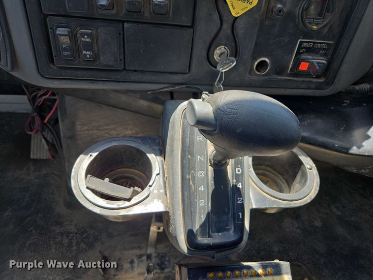 image for item EC1128 2007 International 4200 street sweeper truck