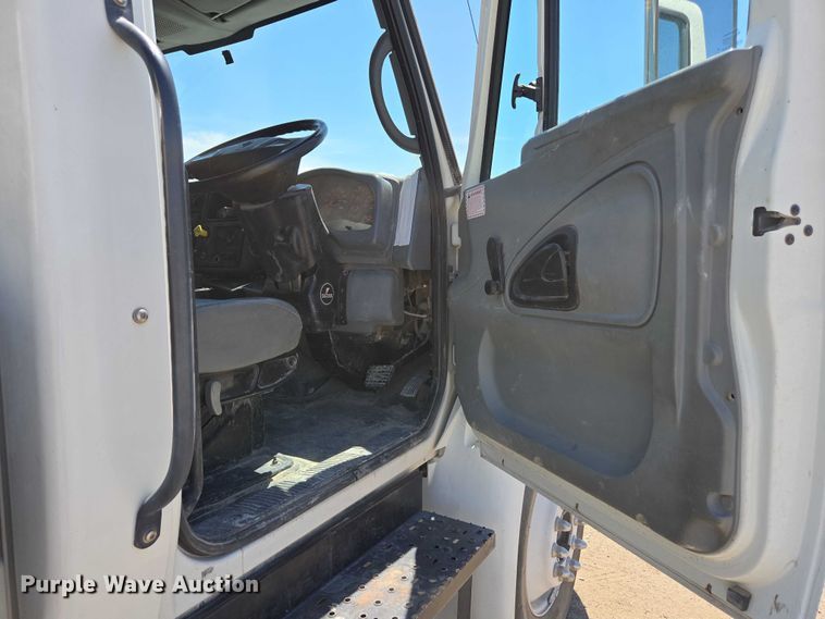 image for item EC1128 2007 International 4200 street sweeper truck