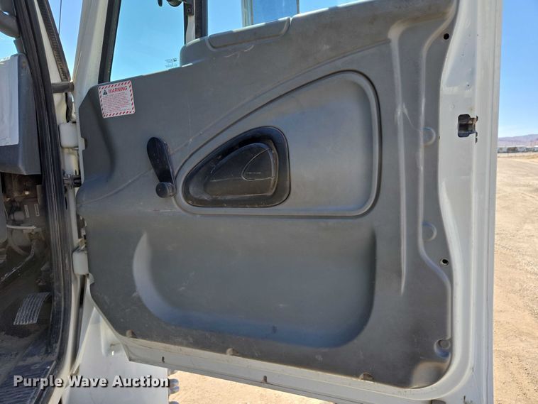 image for item EC1128 2007 International 4200 street sweeper truck