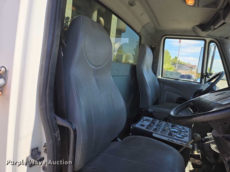 image for item EC1128 2007 International 4200 street sweeper truck