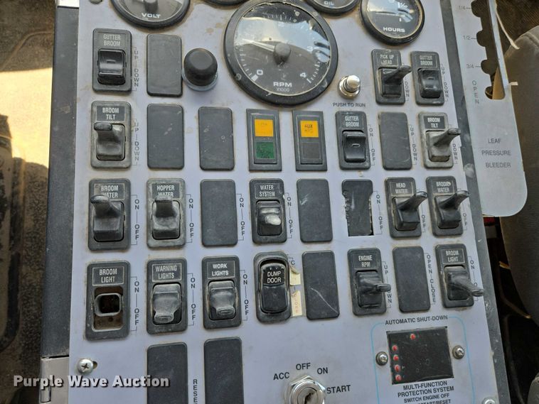 image for item EC1128 2007 International 4200 street sweeper truck