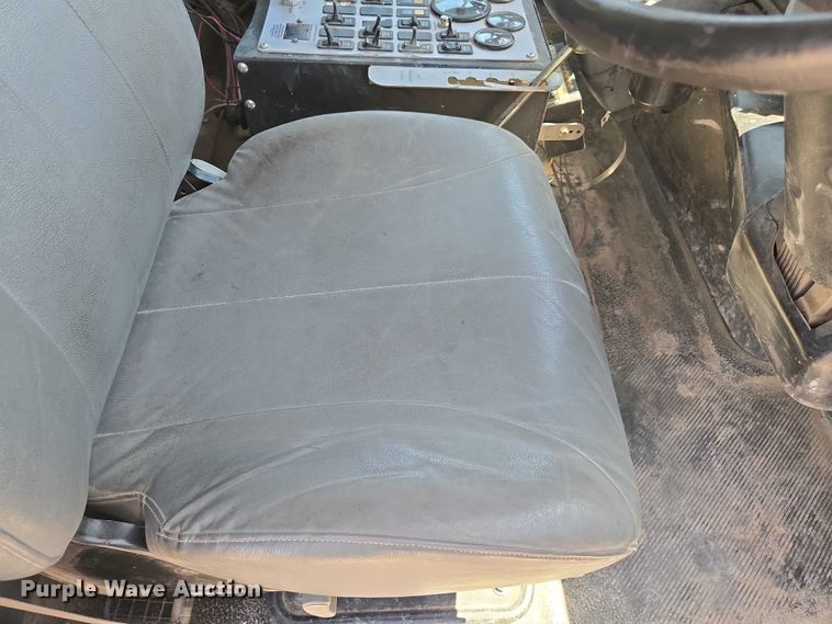 image for item EC1128 2007 International 4200 street sweeper truck