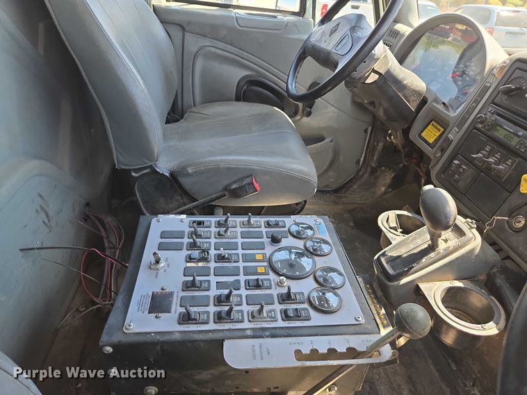 image for item EC1128 2007 International 4200 street sweeper truck