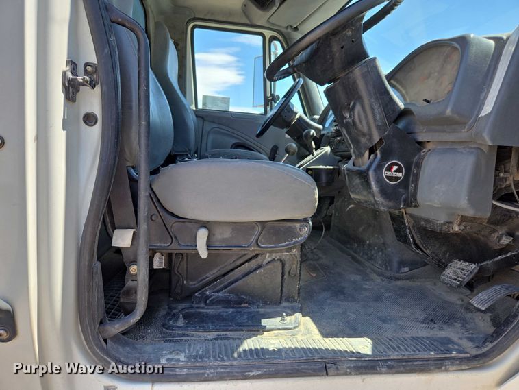 image for item EC1128 2007 International 4200 street sweeper truck