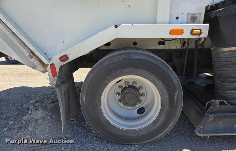 image for item EC1128 2007 International 4200 street sweeper truck