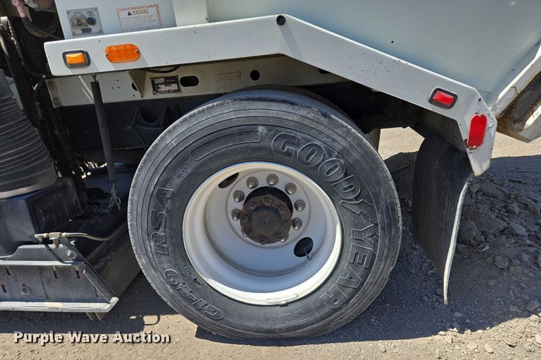 image for item EC1128 2007 International 4200 street sweeper truck
