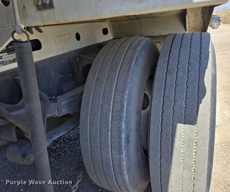 image for item EC1128 2007 International 4200 street sweeper truck