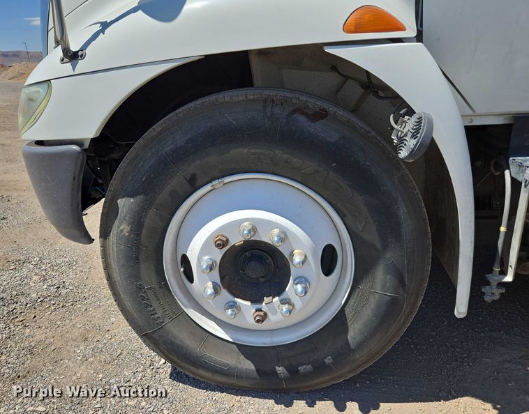 image for item EC1128 2007 International 4200 street sweeper truck