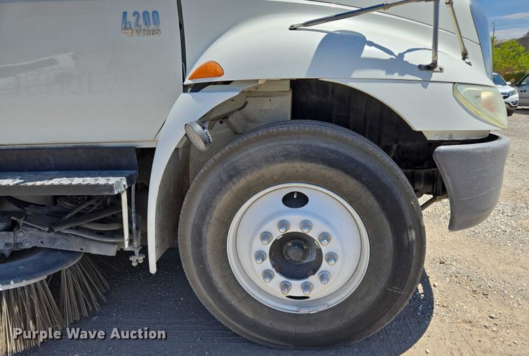 image for item EC1128 2007 International 4200 street sweeper truck
