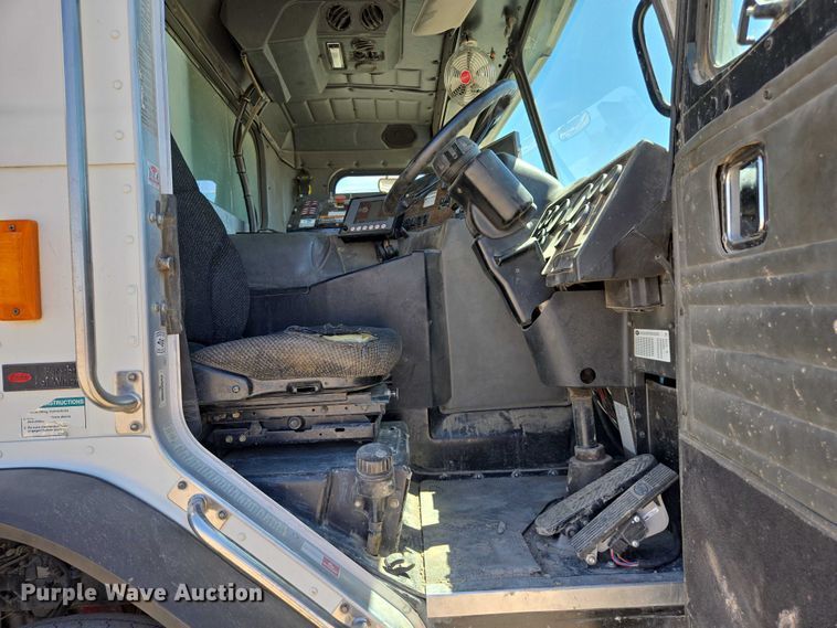 image for item EC1129 2013 Peterbilt 320 street sweeper truck