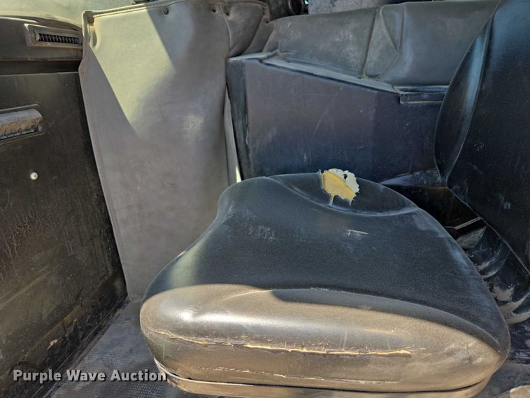 image for item EC1129 2013 Peterbilt 320 street sweeper truck