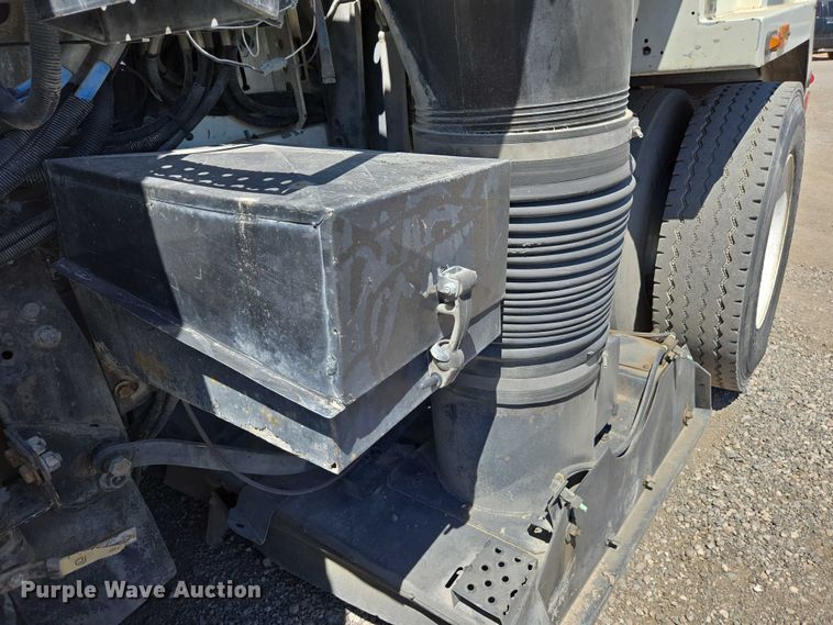 image for item EC1141 2007 International 4300 street sweeper truck