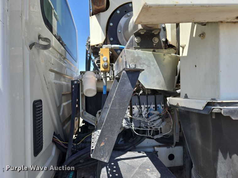 image for item EC1141 2007 International 4300 street sweeper truck