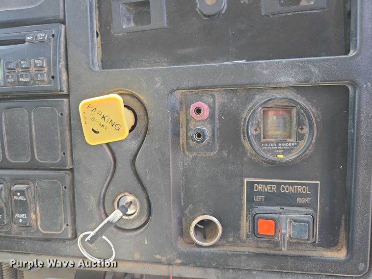 image for item EC1141 2007 International 4300 street sweeper truck