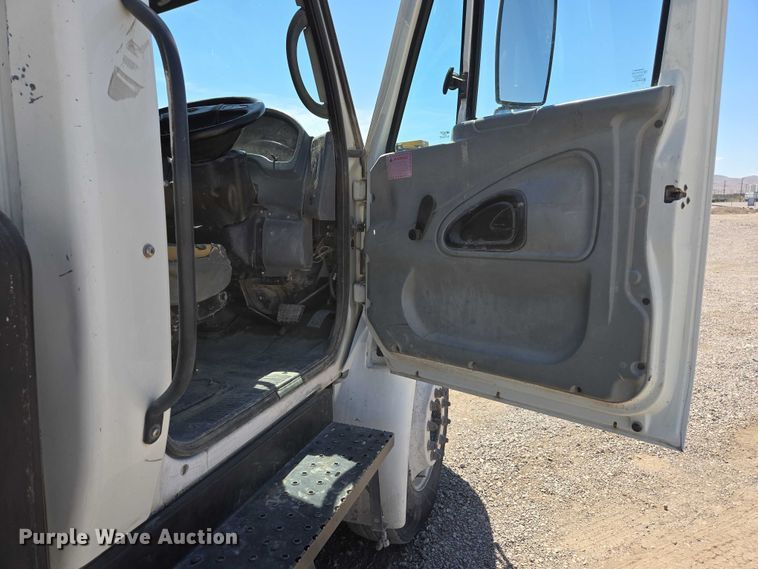 image for item EC1141 2007 International 4300 street sweeper truck