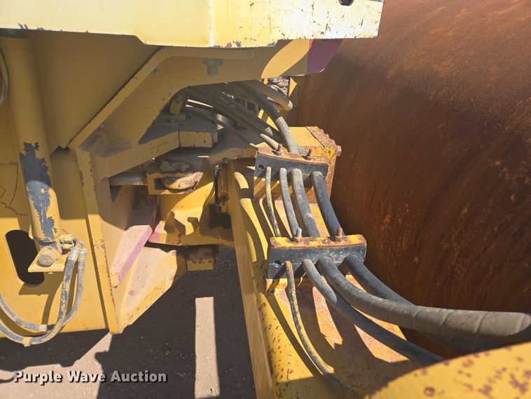 image for item EC1177 2005 Caterpillar CS-583E single drum vibratory roller