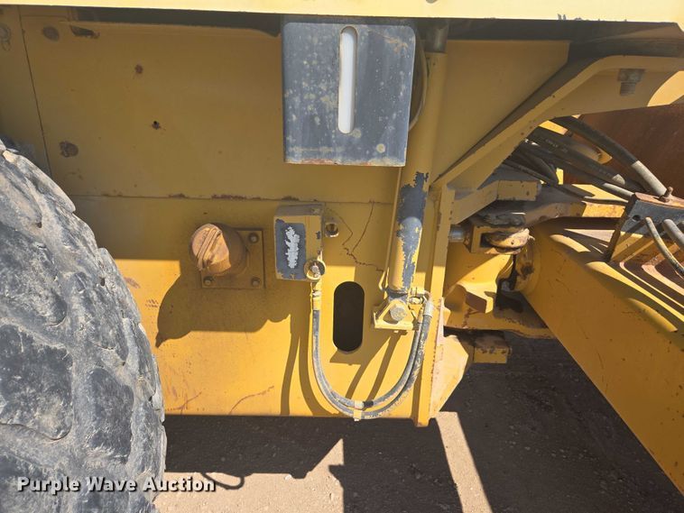 image for item EC1177 2005 Caterpillar CS-583E single drum vibratory roller