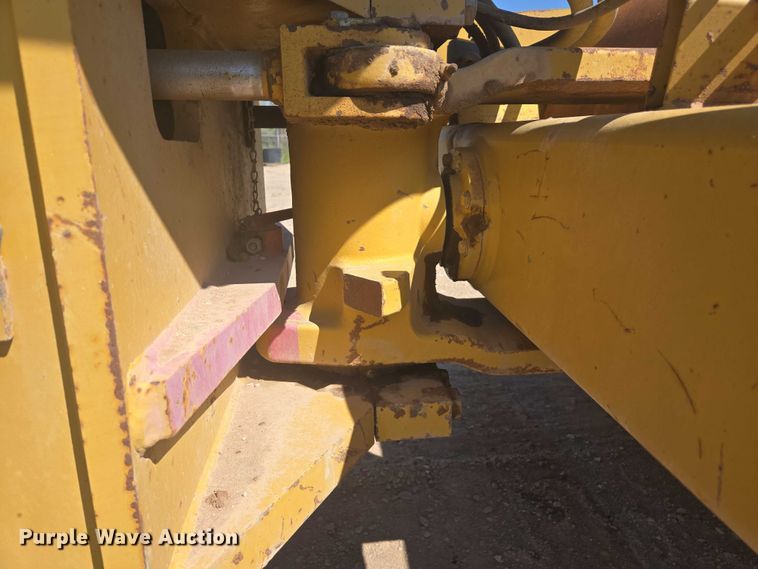 image for item EC1177 2005 Caterpillar CS-583E single drum vibratory roller