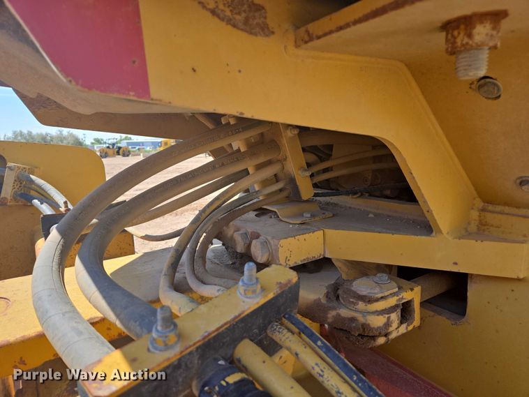 image for item EC1177 2005 Caterpillar CS-583E single drum vibratory roller