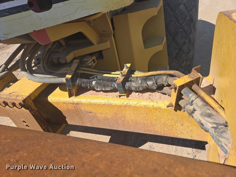 image for item EC1177 2005 Caterpillar CS-583E single drum vibratory roller