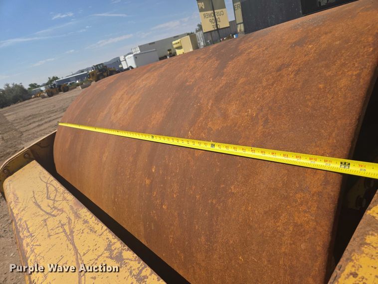 image for item EC1177 2005 Caterpillar CS-583E single drum vibratory roller