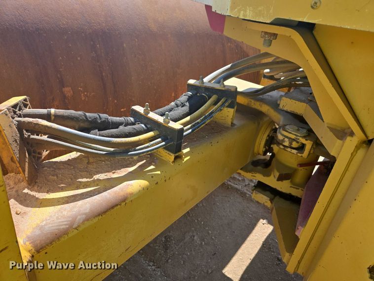 image for item EC1177 2005 Caterpillar CS-583E single drum vibratory roller