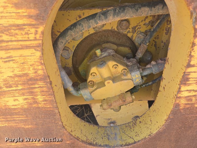 image for item EC1177 2005 Caterpillar CS-583E single drum vibratory roller