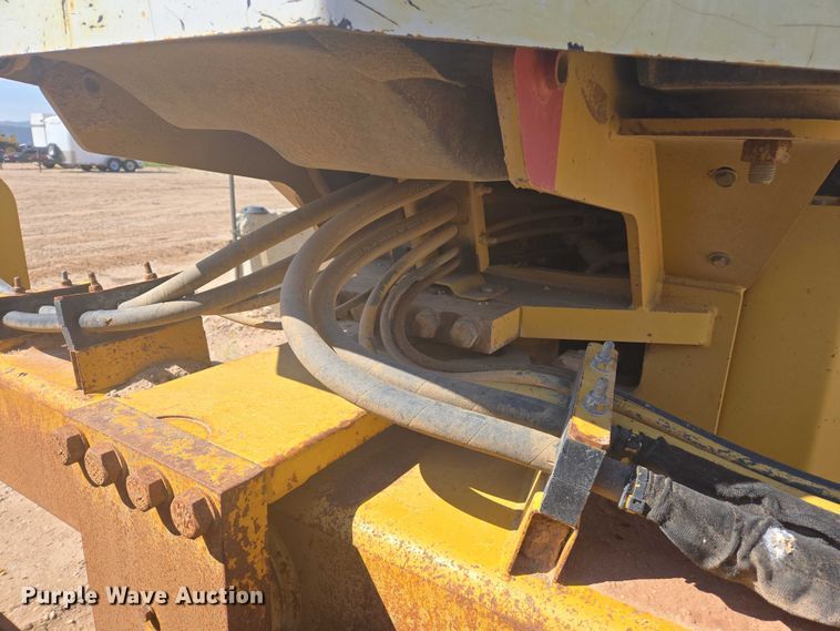 image for item EC1177 2005 Caterpillar CS-583E single drum vibratory roller