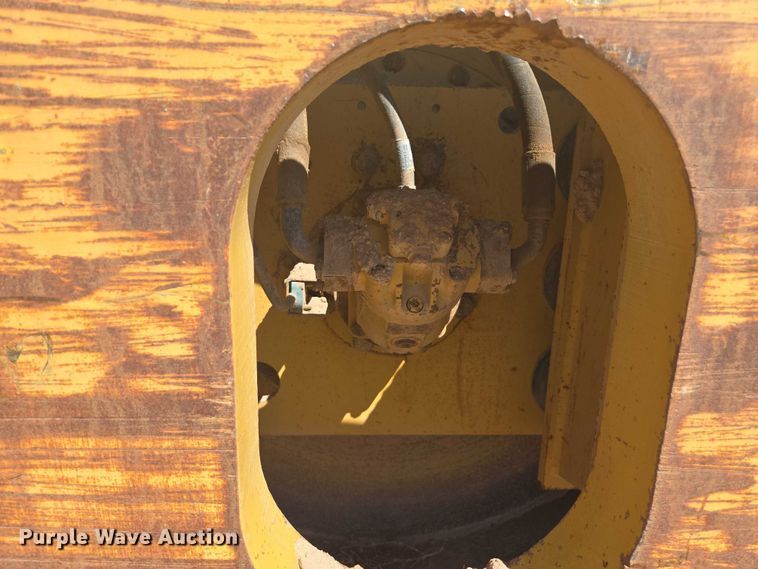 image for item EC1177 2005 Caterpillar CS-583E single drum vibratory roller