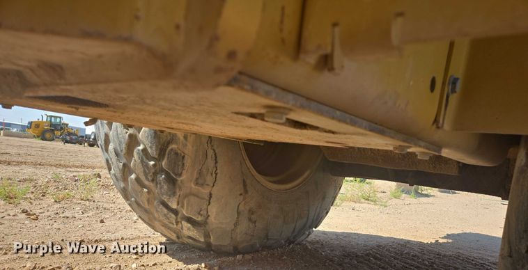 image for item EC1177 2005 Caterpillar CS-583E single drum vibratory roller